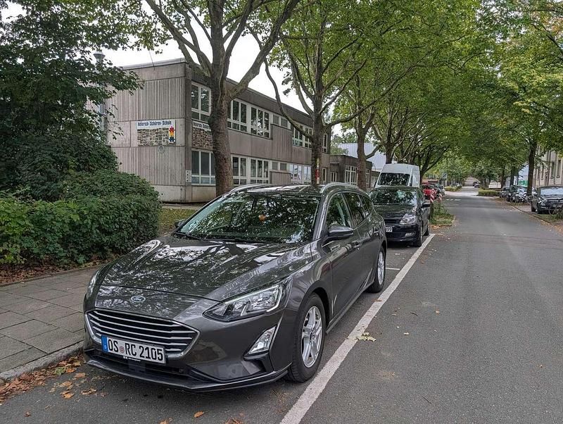 Grau Gebraucht 2020 Ford Focus Kombi | 16.900 € (Fairer Preis) - Bild 1/4