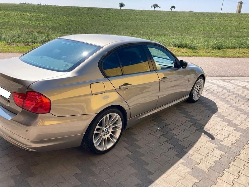 Gebraucht BMW 318 143 PS (105 kW) 2010 Gold Limousine