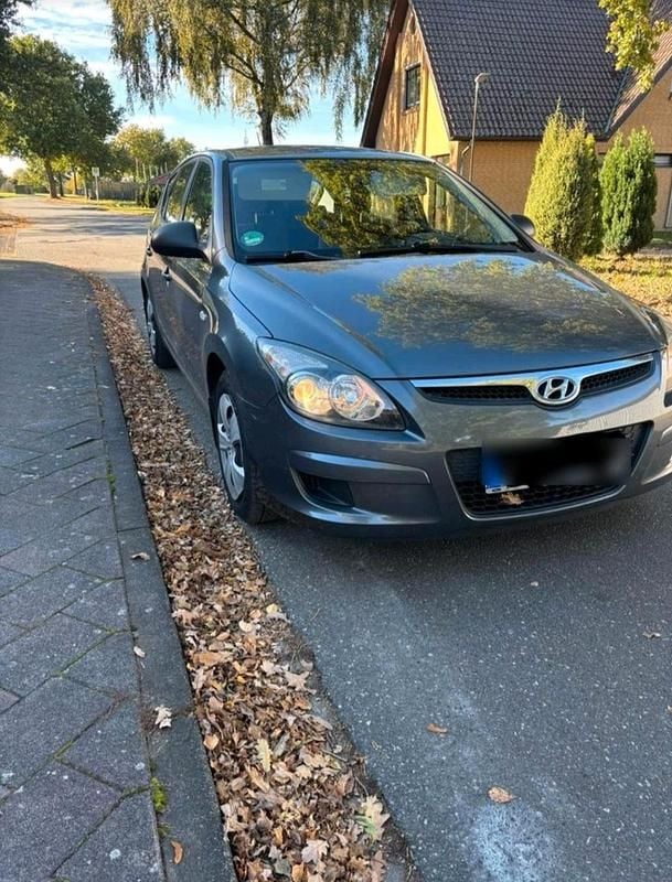 Grau Gebraucht 2009 Hyundai i30 Limousine | 2.000 € - Bild 1/4