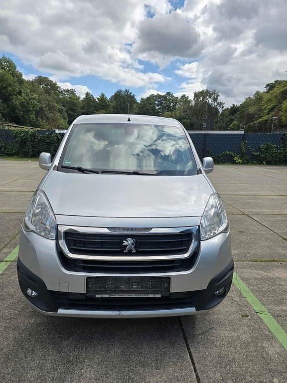 Grau Gebraucht 2015 Peugeot Partner Tepee Active Van / Kleinbus | 3.950 € (Superpreis) - Bild 1/4
