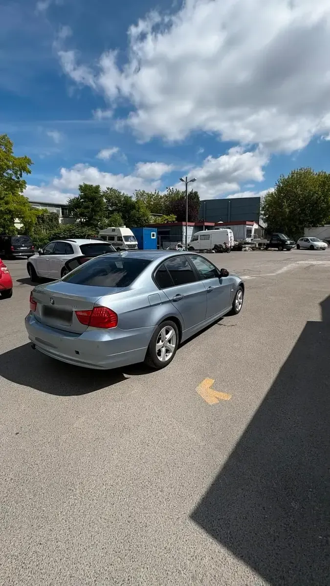 Gebraucht BMW 318 140 PS (102 kW) 2009 Blau Limousine