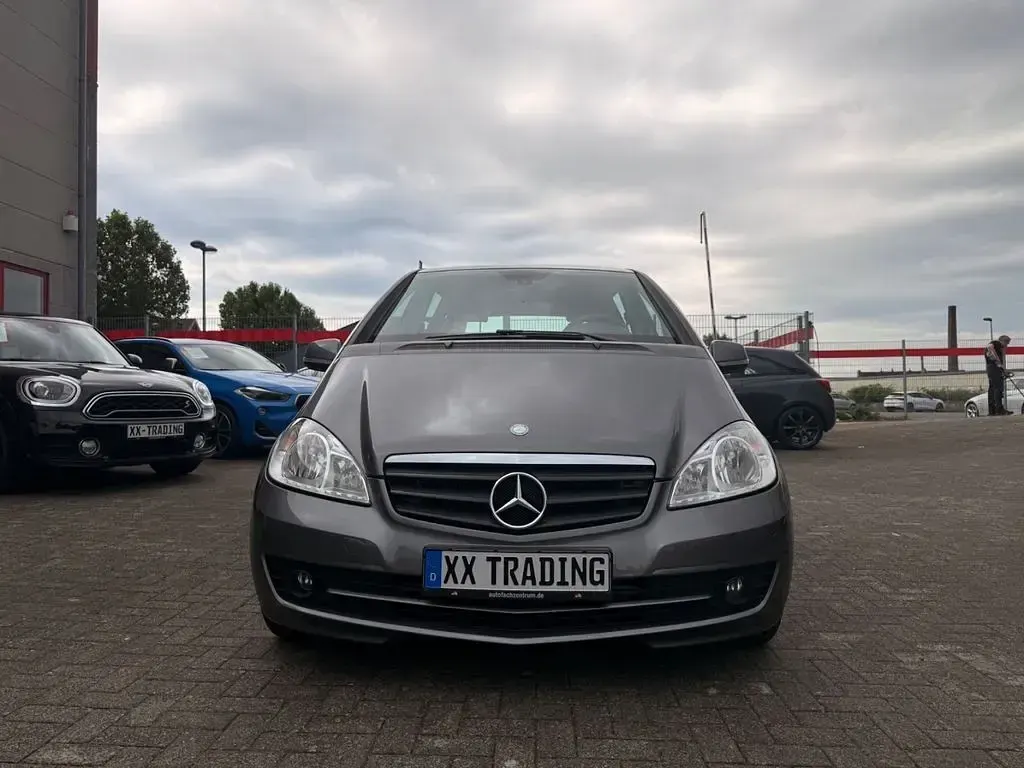 Gebraucht Mercedes A180 109 PS (80 kW) 2012 Mountaingrau Kleinwagen
