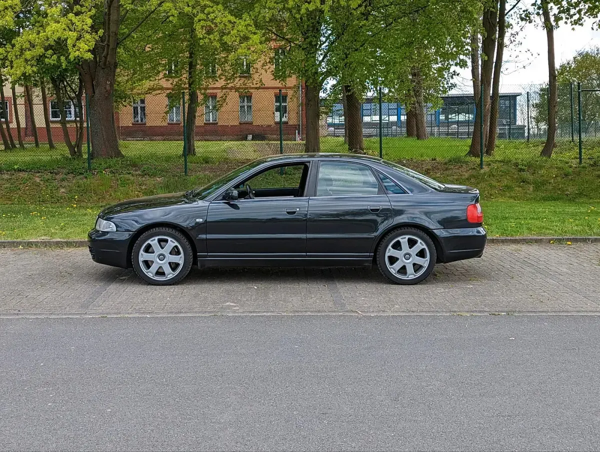 Używany Audi S4 269 KM (197 kW) 1999 Czarny Sedan/Limuzyna