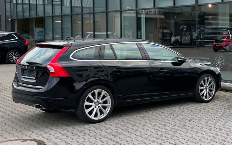 Schwarz Gebraucht 2017 Volvo V60 Momentum Kombi | 17.500 € - Bild 1/4