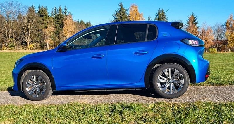 Gebraucht Peugeot e-208 Allure 100 kW (136 PS) 2021 Blau Kleinwagen
