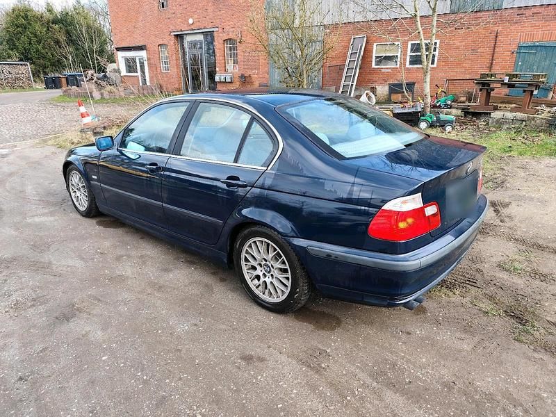 Gebraucht BMW 320 150 PS (110 kW) 1998 Blau Limousine