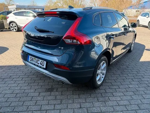 Gebraucht Volvo V40 CC Plus 152 PS (111 kW) 2019 Blau Kombi