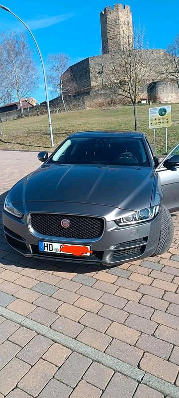 Braun Gebraucht 2017 Jaguar XE Limousine | 12.300 € (Superpreis) - Bild 1/4