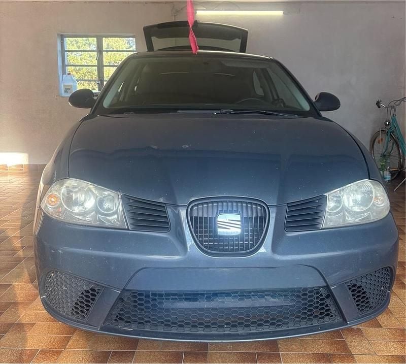 Grau Gebraucht 2008 Seat Ibiza Limousine | 900 € (Superpreis) - Bild 1/4