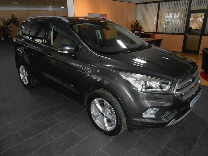 Grau Gebraucht 2017 Ford Kuga Titanium SUV | 19.450 € (Teuer) - Bild 1/4
