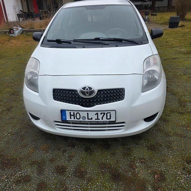 Weiß Gebraucht 2008 Toyota Yaris Cool Limousine | 1.000 € (Superpreis) - Bild 1/4