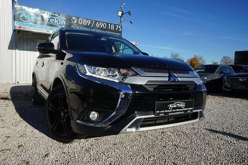 Schwarz Gebraucht 2018 Mitsubishi Outlander Diamant Edition SUV | 16.890 € (Etwas zu teuer) - Bild 1/3