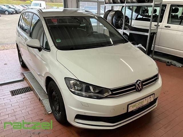 Gebraucht VW Touran Active 122 PS (89 kW) 2023 Weiß Van / Kleinbus