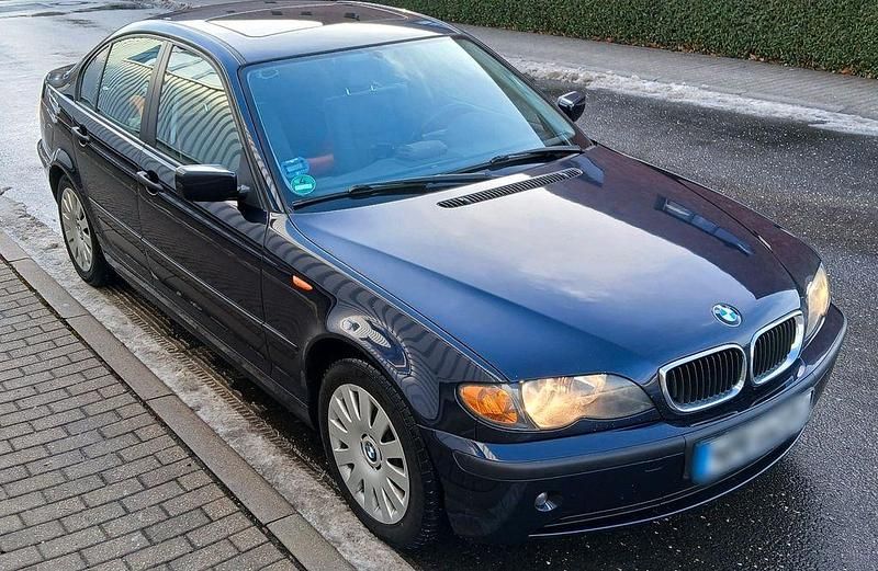 Blau Gebraucht 2004 BMW 318 Limousine | 2.000 € (Guter Preis) - Bild 1/4