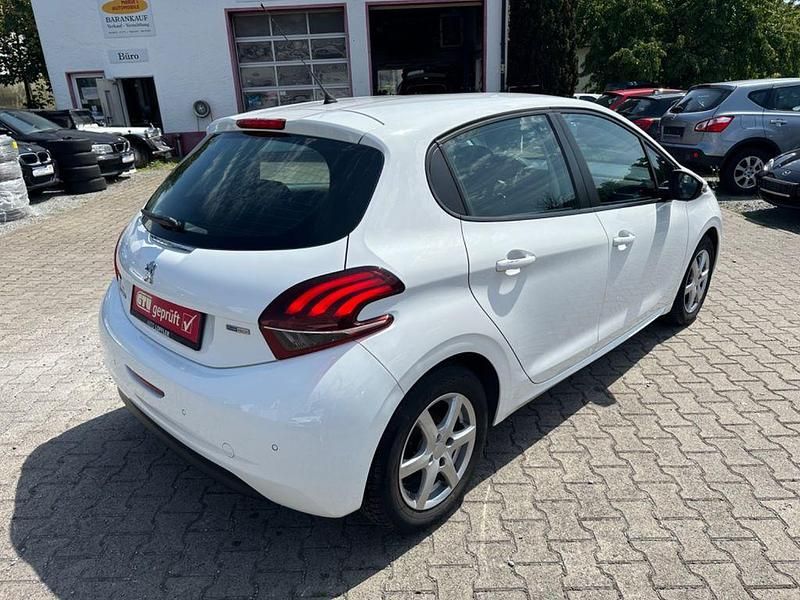 Gebraucht Peugeot 208 Active 82 PS (60 kW) 2017 Weiß Kleinwagen