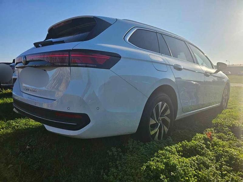 Gebraucht VW Passat Business 150 PS (110 kW) 2024 Pure white Kombi
