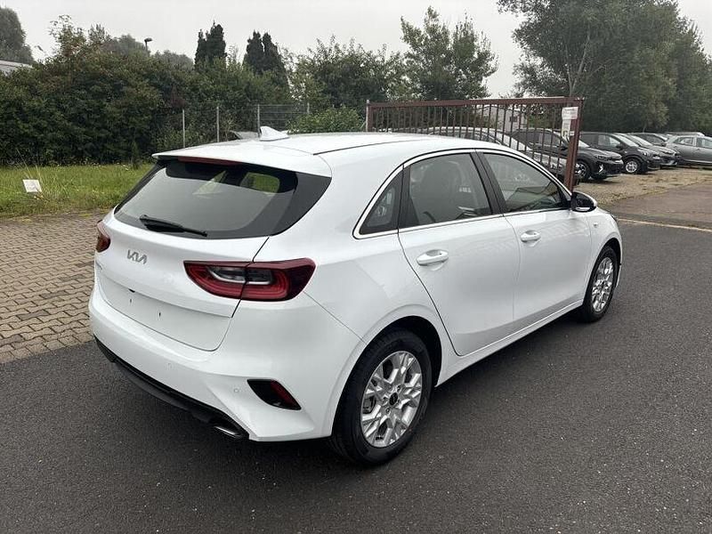 Gebraucht Kia Ceed Vision 101 PS (74 kW) 2024 Weiss Kleinwagen