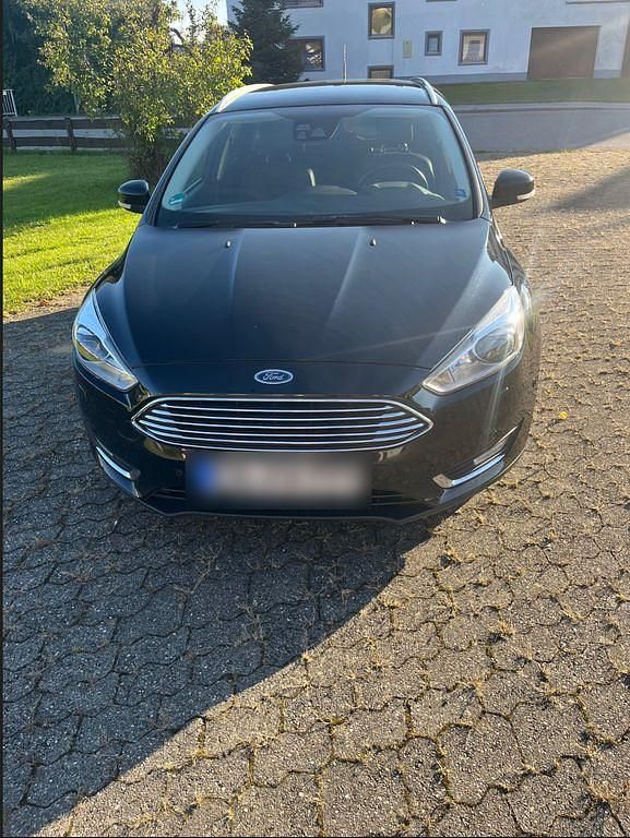 Schwarz Gebraucht 2015 Ford Focus Limousine | 3.999 € (Superpreis) - Bild 1/4