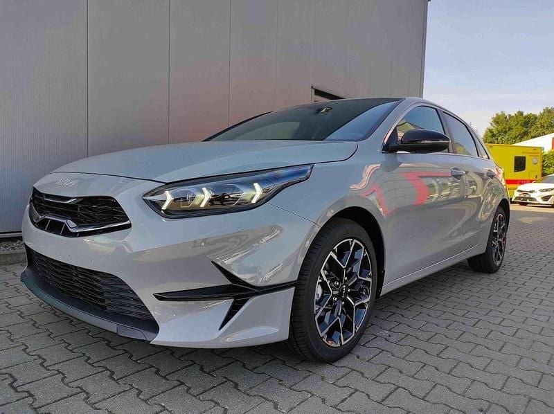 Wolfs grau Neu 2025 Kia Ceed 3 Limousine | 26.290 € (Fairer Preis) - Bild 1/4