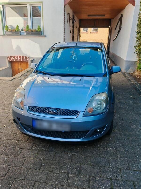 Blau Gebraucht 2006 Ford Fiesta Ambiente Kleinwagen | 550 € (Superpreis) - Bild 1/4