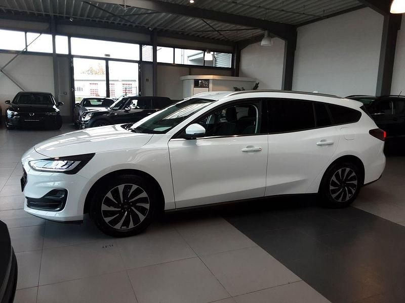 Weiß Gebraucht 2022 Ford Focus Titanium X Limousine | 20.590 € (Fairer Preis) - Bild 1/4