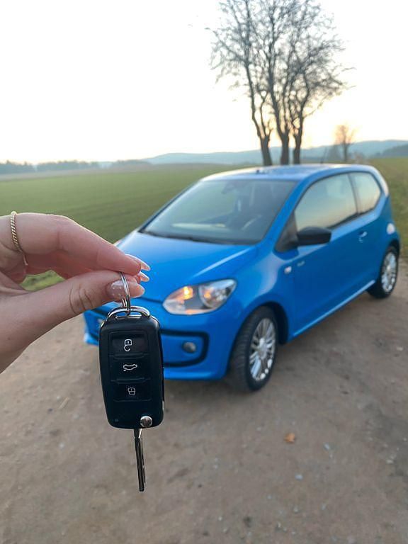 Blau Gebraucht 2015 VW up! move up! Kleinwagen | 8.100 € (Etwas zu teuer) - Bild 1/4