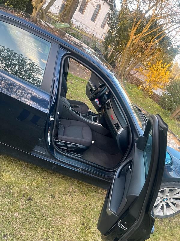 Gebraucht BMW 320 143 PS (105 kW) 2009 Blau Limousine