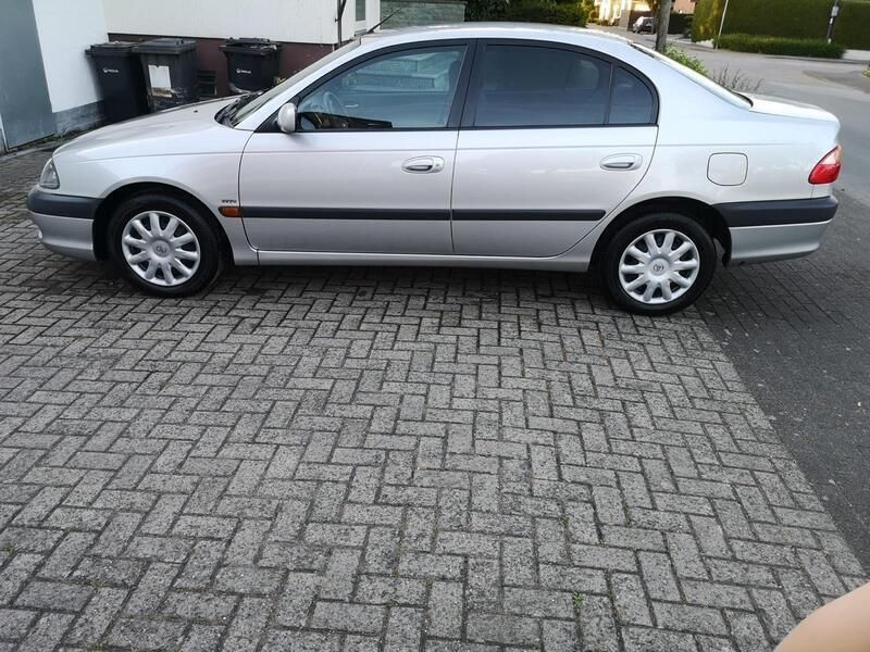 Grau Gebraucht 2002 Toyota Avensis Limousine | 3.500 € - Bild 1/4
