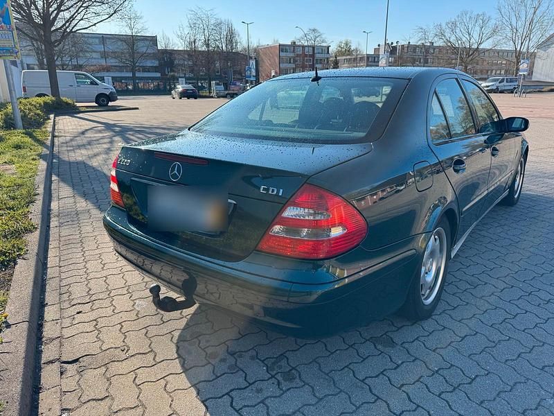 Gebraucht Mercedes E220 150 PS (110 kW) 2002 Grün Limousine
