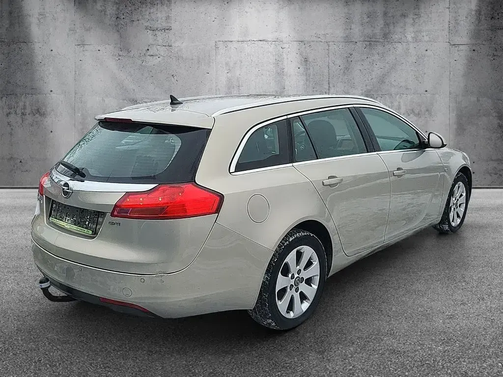 Używany Opel Insignia Edition 131 KM (96 kW) 2010 Beżowy Kombi