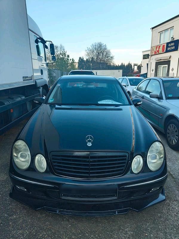 Schwarz Gebraucht 2003 Mercedes E220 Limousine | 2.500 € (Superpreis) - Bild 1/4