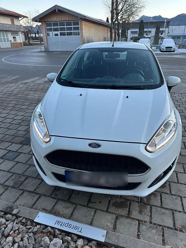 Weiß Gebraucht 2016 Ford Fiesta Celebration Kleinwagen | 6.299 € (Fairer Preis) - Bild 1/4