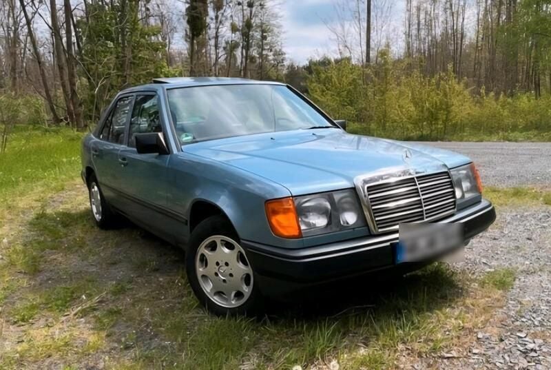 Blau Gebraucht 1988 Mercedes E230 Limousine | 7.499 € - Bild 1/4