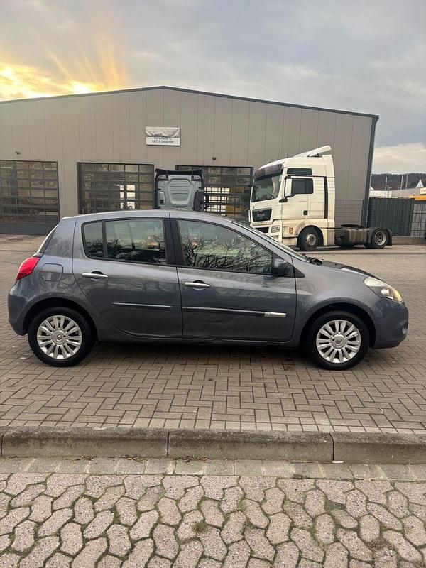 Gebraucht Renault Clio II Expression 101 PS (74 kW) 2010 Kleinwagen