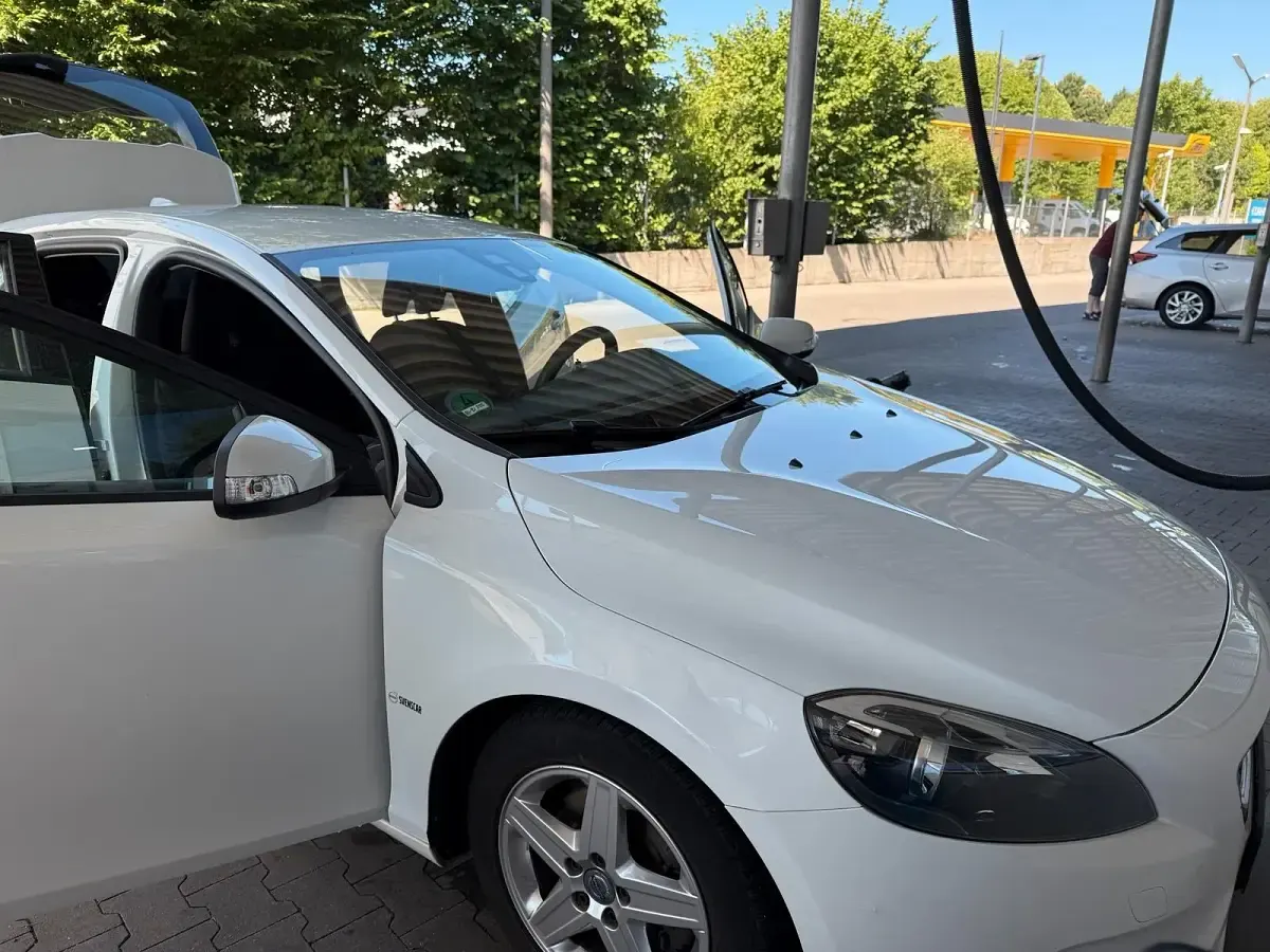 Gebraucht Volvo V40 120 PS (88 kW) 2016 Weiß Kombi