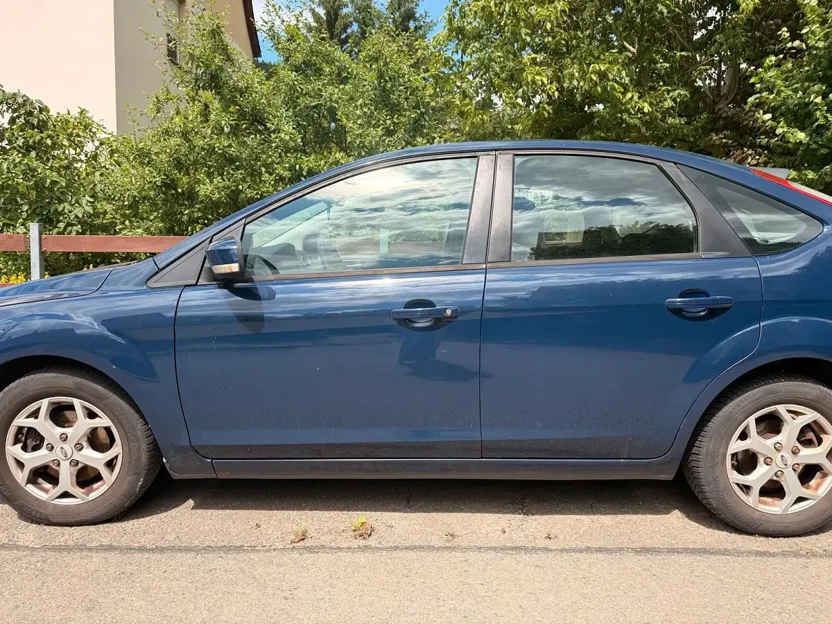 Gebraucht Ford Focus 100 PS (73 kW) 2010 Blau Limousine