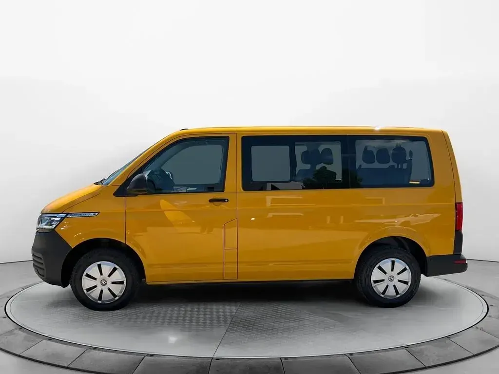 Gebraucht VW Caravelle Trendline 150 PS (110 kW) 2022 Rapsgelb Van