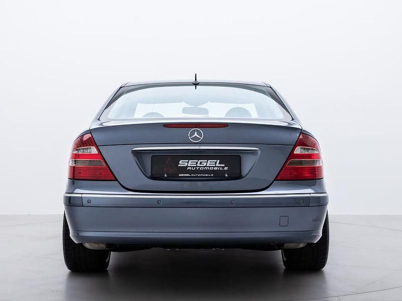 Second-hand Mercedes E500 306 CP (225 kW) 2004 Albastru Berlinǎ