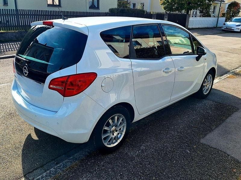 Weiß Gebraucht 2011 Opel Meriva Design Edition Van / Kleinbus | 5.800 € (Fairer Preis) - Bild 1/4