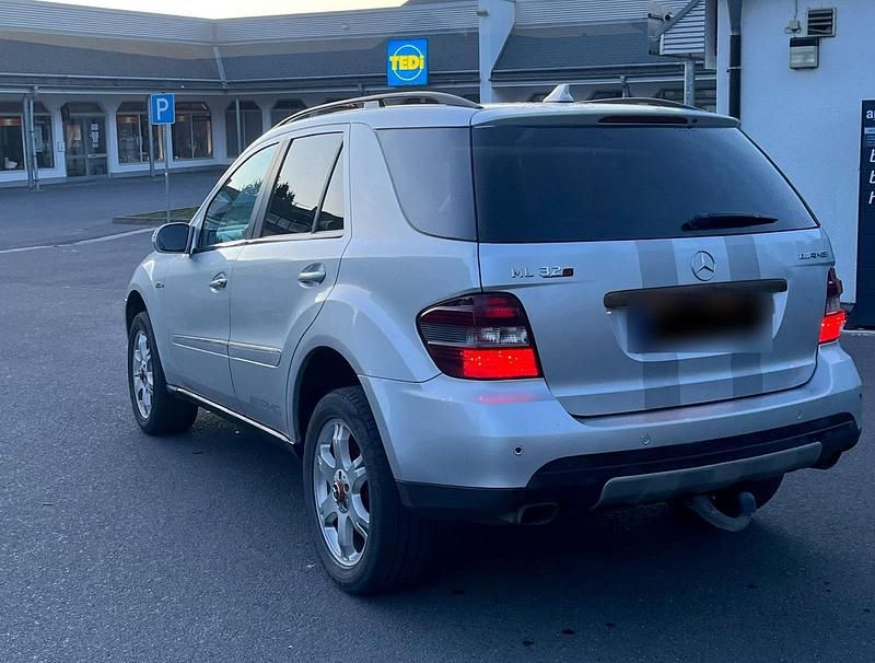 Gebraucht Mercedes ML320 224 PS (164 kW) 2007 Silber SUV