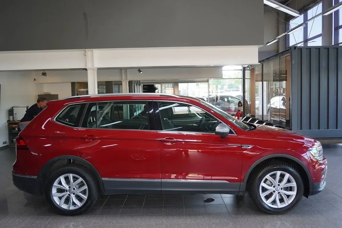 Gebraucht VW Tiguan Allspace Highline 150 PS (110 kW) 2020 Rot metallic SUV