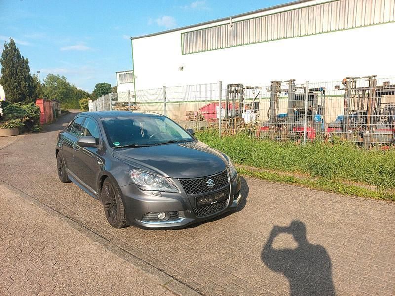 Grau Gebraucht 2010 Suzuki Kizashi Sport Limousine | 7.950 € (Teuer) - Bild 1/4