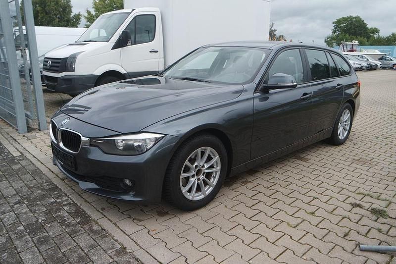 Grau Gebraucht 2013 BMW 318 Kombi | 5.660 € (Guter Preis) - Bild 1/4