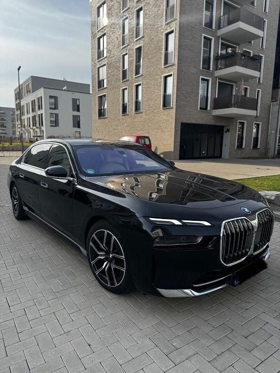 Gebraucht BMW 750e Executive 489 PS (359 kW) 2023 Schwarz Limousine