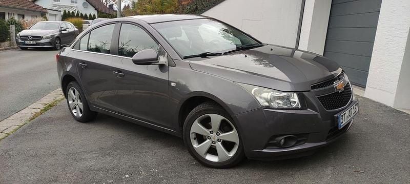 Grau Gebraucht 2012 Chevrolet Cruze LT Limousine | 3.666 € (Guter Preis) - Bild 1/4