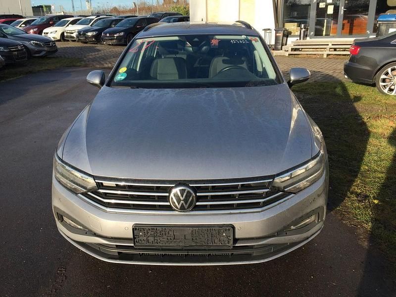 Silber Gebraucht 2021 VW Passat Basis Kombi | 15.999 € (Superpreis) - Bild 1/4