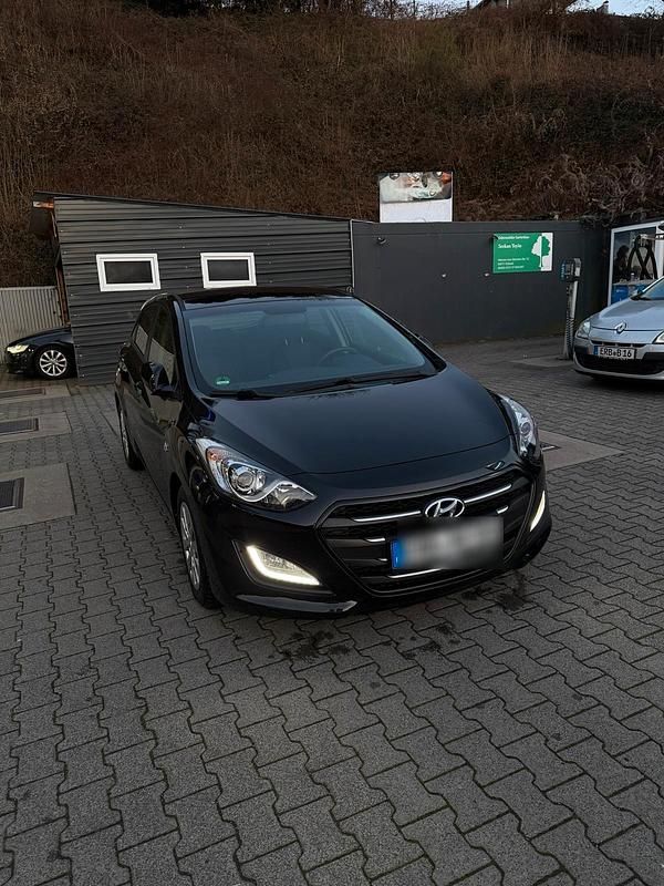 Gebraucht Hyundai i30 100 PS (73 kW) 2016 Schwarz Kleinwagen