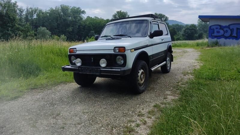 Weiß Gebraucht 2011 Lada niva SUV | 5.300 € (Fairer Preis) - Bild 1/4
