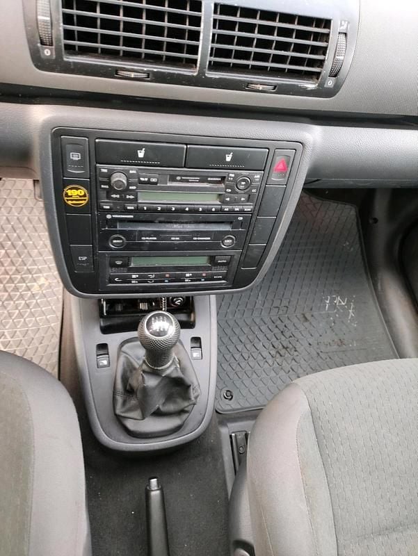 Second-hand VW Sharan 131 CP (96 kW) 2004 Argintiu Monovolum