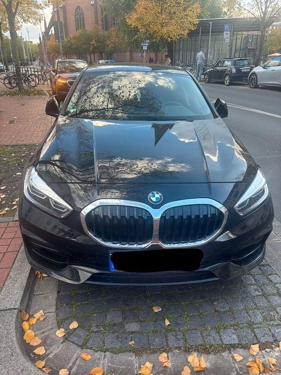 Schwarz Gebraucht 2022 BMW 118 Sport Line Kleinwagen | 19.500 € (Superpreis) - Bild 1/4